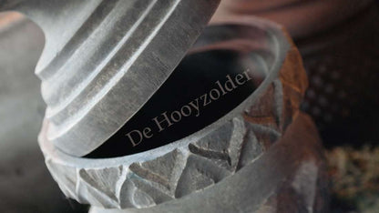 Luksa Pot Aditya met deksel van grijs aardewerk met geometrische patronen; merk De Hooyzolder zichtbaar.