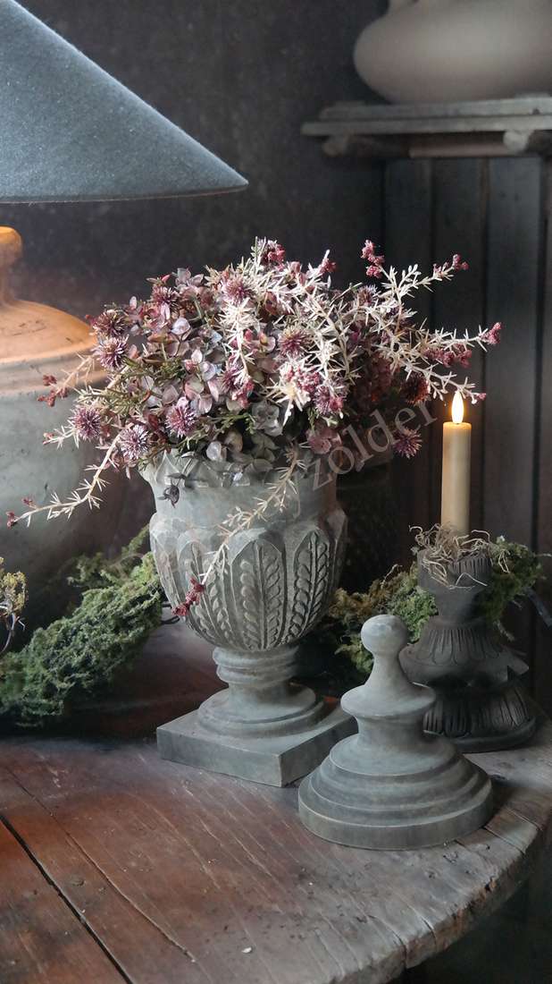Halve decobol namaak Bordeaux L in een grijze, sculpturale urn met droogbloemen; merk De Hooyzolder