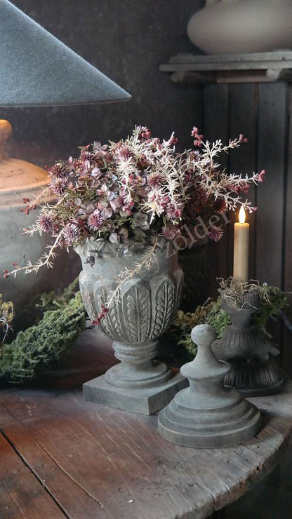 Halve decobol namaak Bordeaux L in een grijze, sculpturale urn met droogbloemen; merk De Hooyzolder