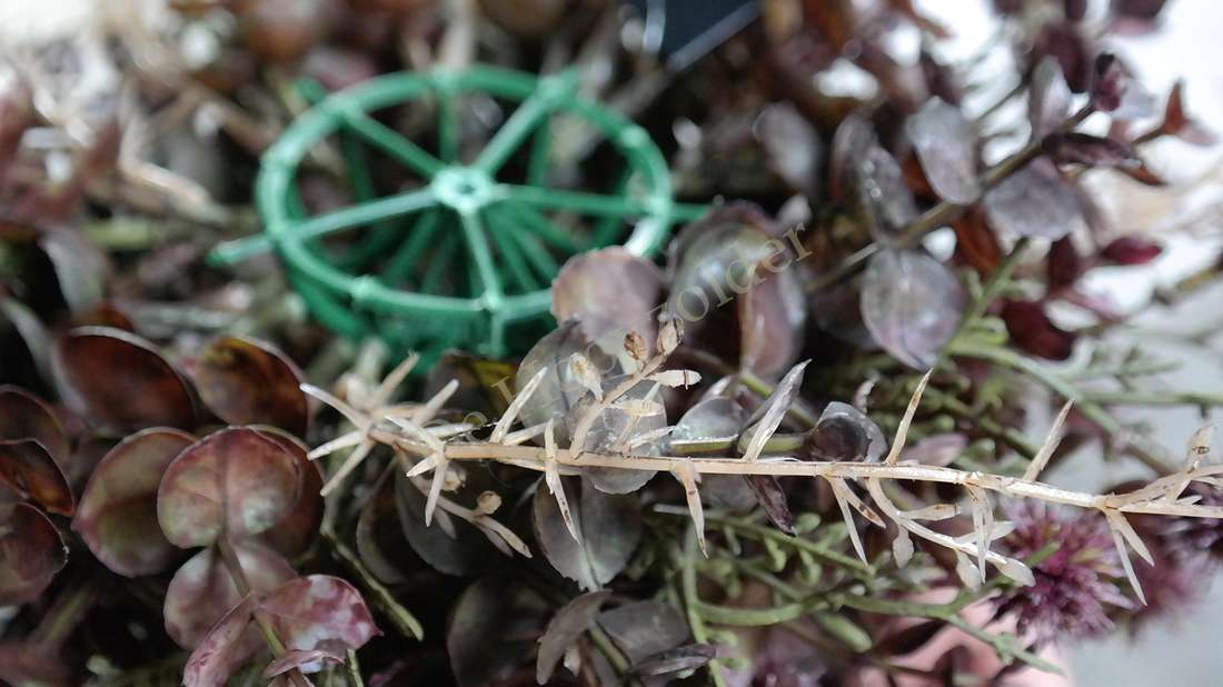 Halve decobol namaak Bordeaux L decoratie met bruin-paarse takken en groene metalen ring