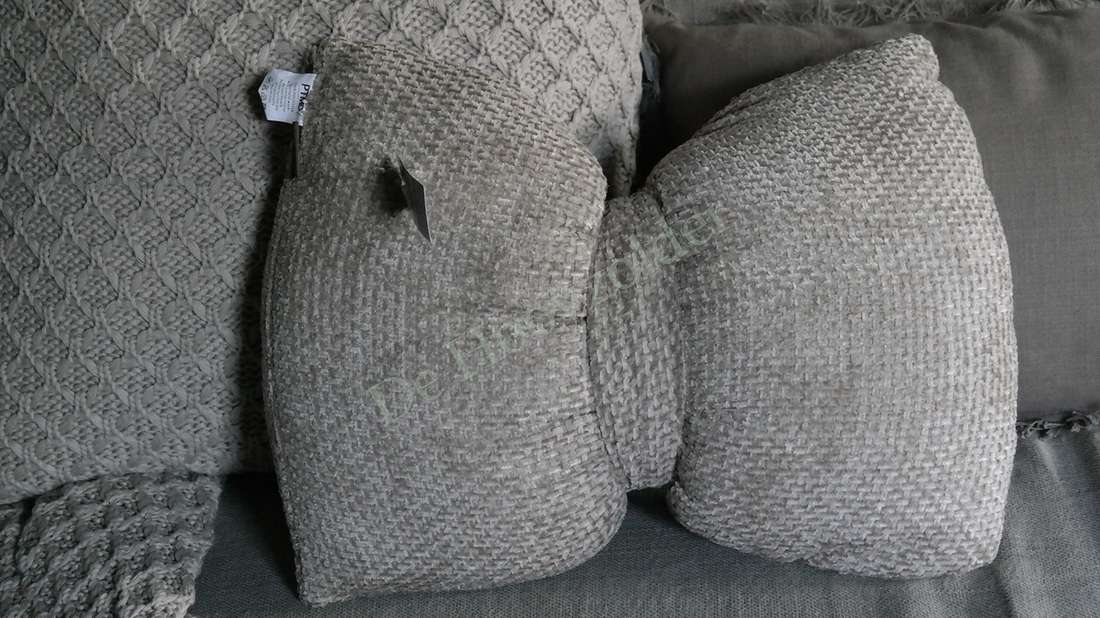 Strik kussen beige De Hooyzolder, twee kussens op een bank