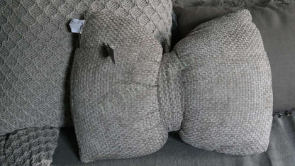 Strik kussen beige De Hooyzolder, twee kussens op een bank