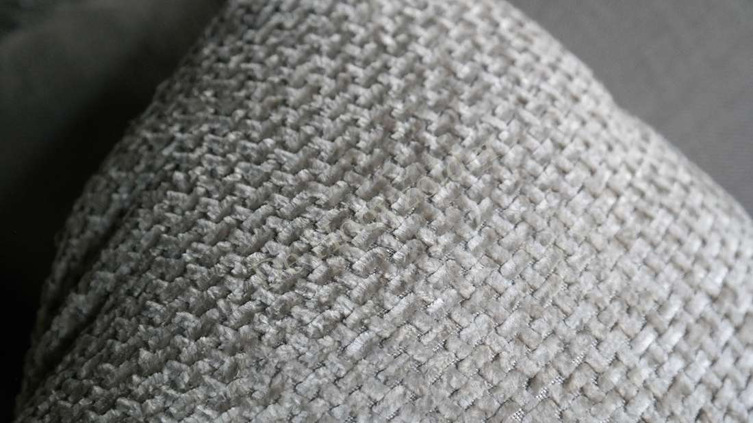 Strik kussen velvet beige van De Hooyzolder, close-up van de zachte velvettextuur
