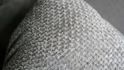 Strik kussen velvet beige van De Hooyzolder, close-up van de zachte velvettextuur