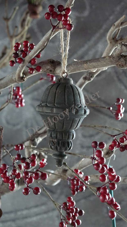 Hangende houten klos Carol ornament in donkergrijs met jute koord en rode bessen, De Hooyzolder