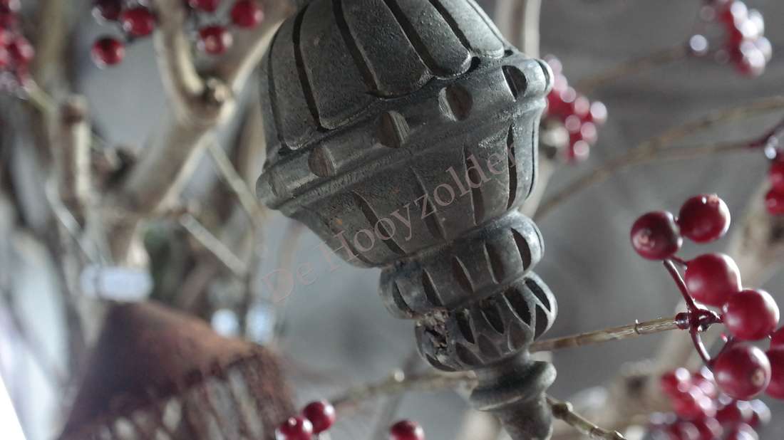 Luksa klos/hanger Carol | 05, zwart metalen hangdecoratie met gegraveerde patronen, De Hooyzolder