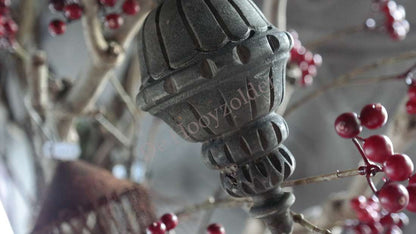 Luksa klos/hanger Carol | 05, zwart metalen hangdecoratie met gegraveerde patronen, De Hooyzolder
