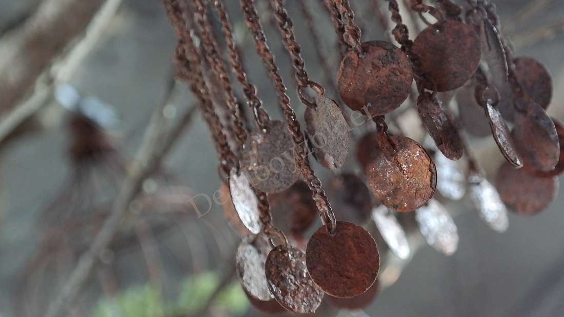 Munt draad hanger - roest, De Hooyzolder; ronde metalen schijven aan kettingen