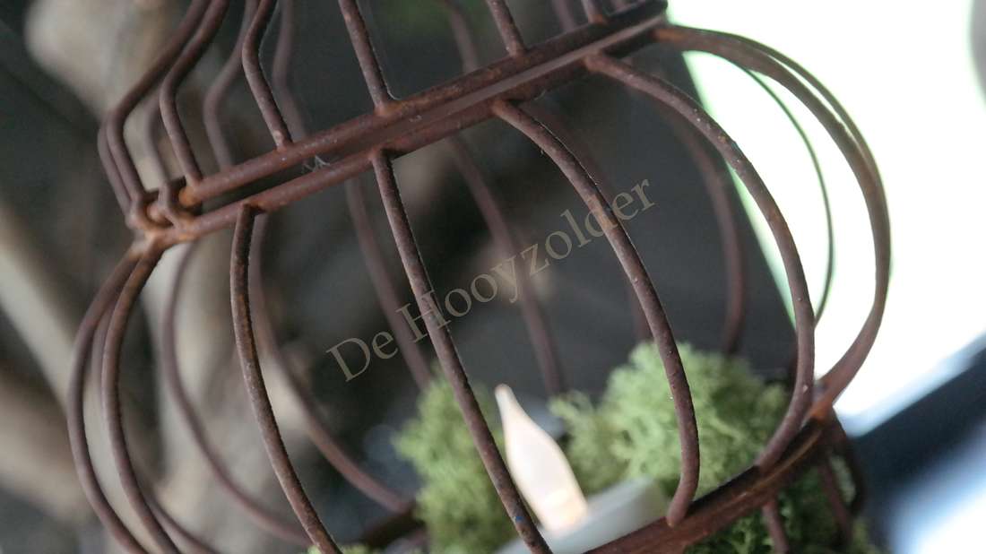 Lara draadornament - roest; roestkleurige metalen bolvormige krans met open spijlen en mosachtig groen, De Hooyzolder