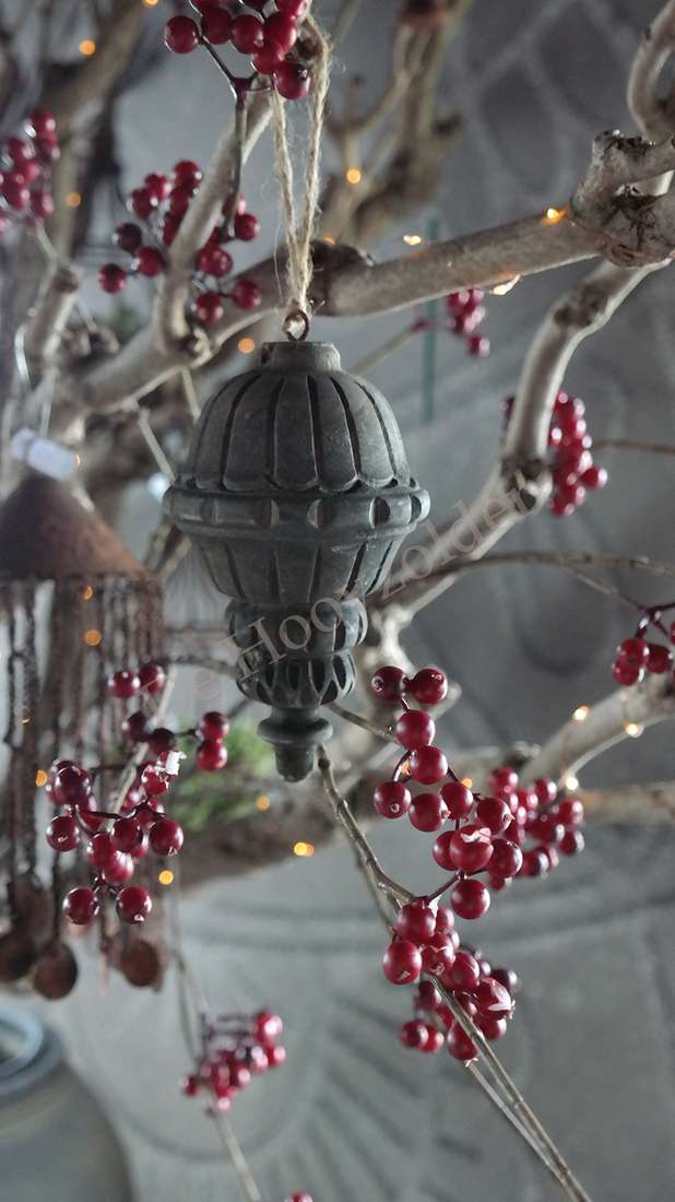Luksa klos/hanger Carol, grijs ornament hangend aan touw tussen rode bessen.