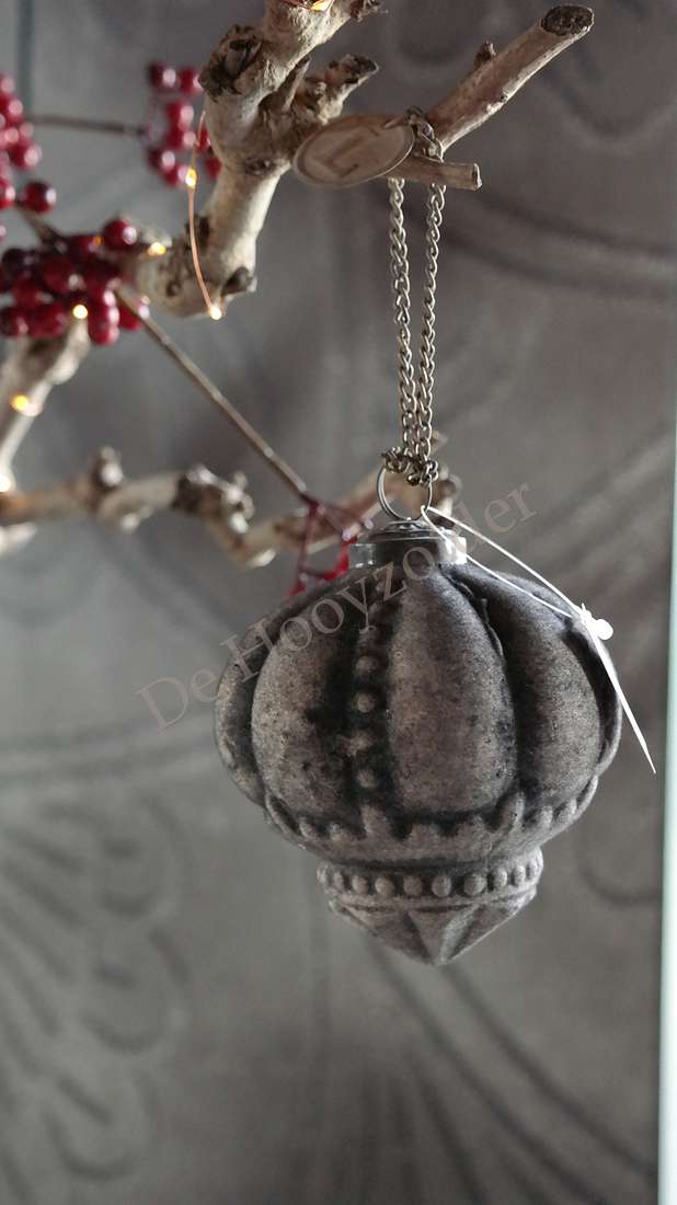 Luksa eikennoot bal camel velvet ornament, De Hooyzolder, feestdagendecoratie in grijsbruine tint