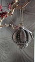 Luksa eikennoot bal camel velvet ornament, De Hooyzolder, feestdagendecoratie in grijsbruine tint