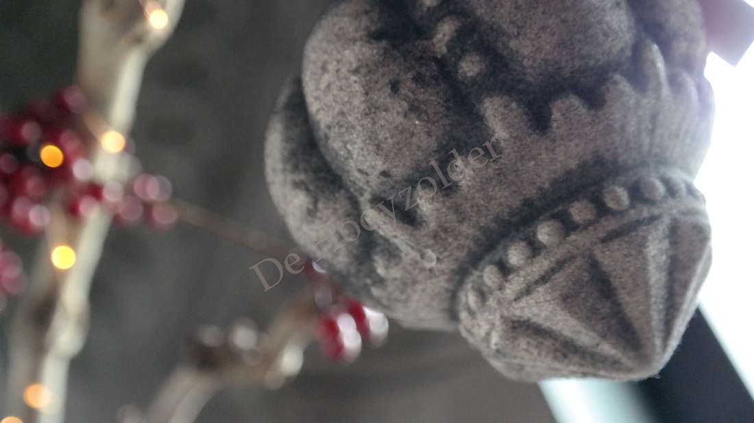Kerstbal Luksa eikennoot camel velvet van De Hooyzolder, close-up met veloursachtige textuur
