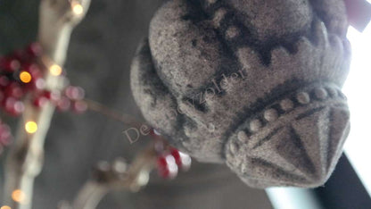 Kerstbal Luksa eikennoot camel velvet van De Hooyzolder, close-up met veloursachtige textuur