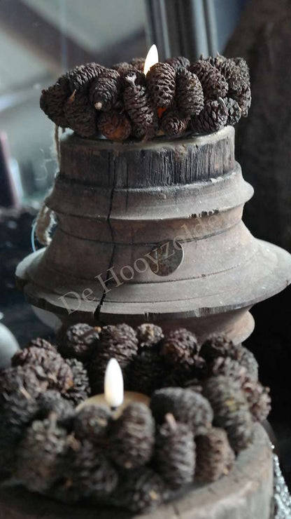 Dennenappelkransje 15 cm met kaars, donkerbruine dennenappels, De Hooyzolder