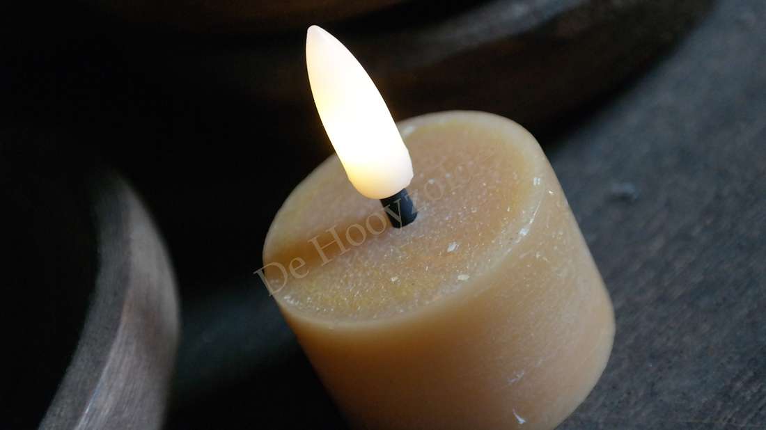 LED waxinelichtje oranje-bruin van De Hooyzolder, close-up met zacht licht.