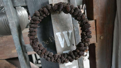 Dennenappelkrans van De Hooyzolder, 30 cm, ring van donkere dennenappels.