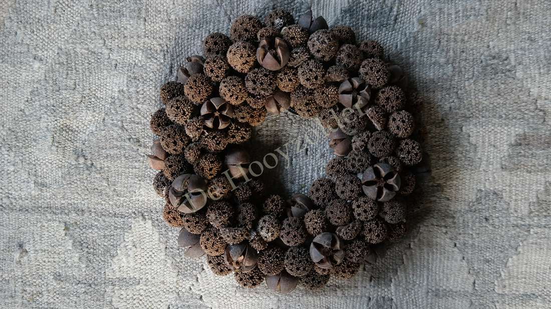 Herfst vrucht krans 25 cm van De Hooyzolder; ronde krans met bruine gedroogde zaaddozen