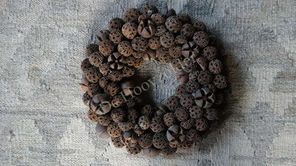 Herfst vrucht krans 25 cm van De Hooyzolder; ronde krans met bruine gedroogde zaaddozen