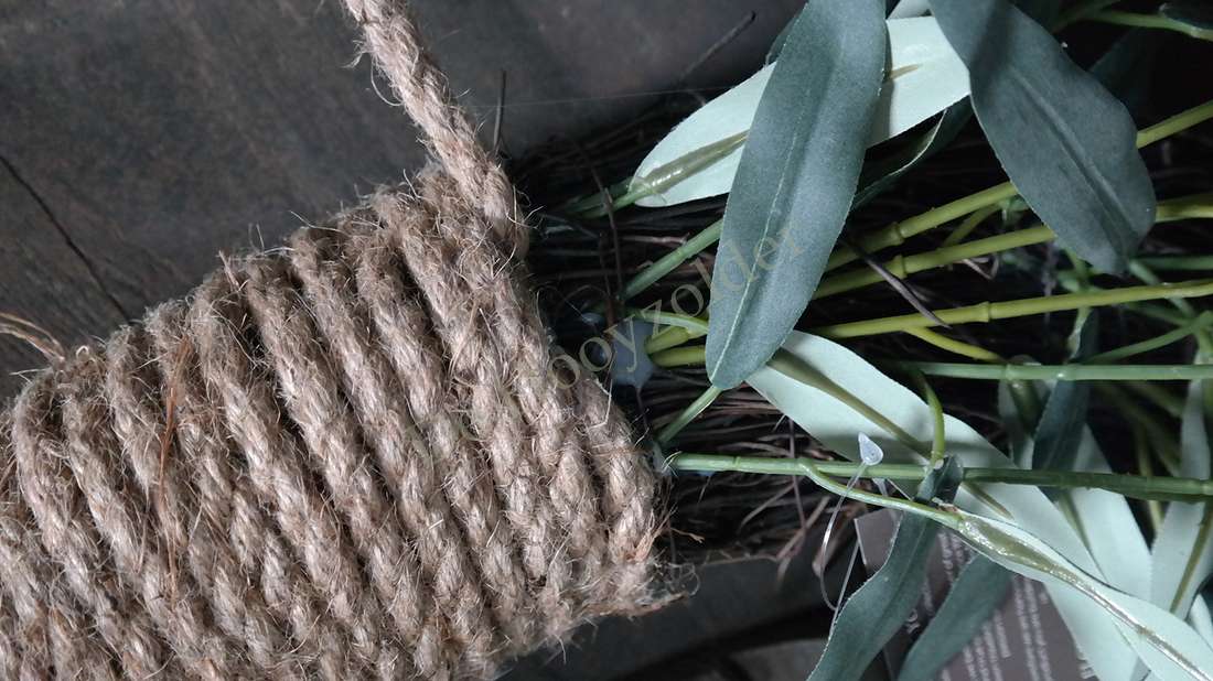 Olijfblad krans namaak XL met omwikkelde jute ring en groene bladeren De Hooyzolder