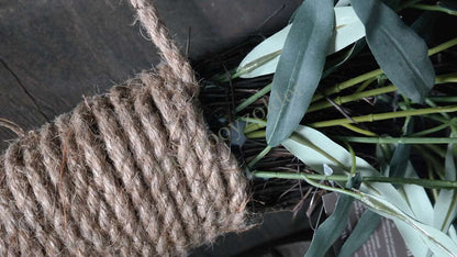 Olijfblad krans namaak XL met omwikkelde jute ring en groene bladeren De Hooyzolder