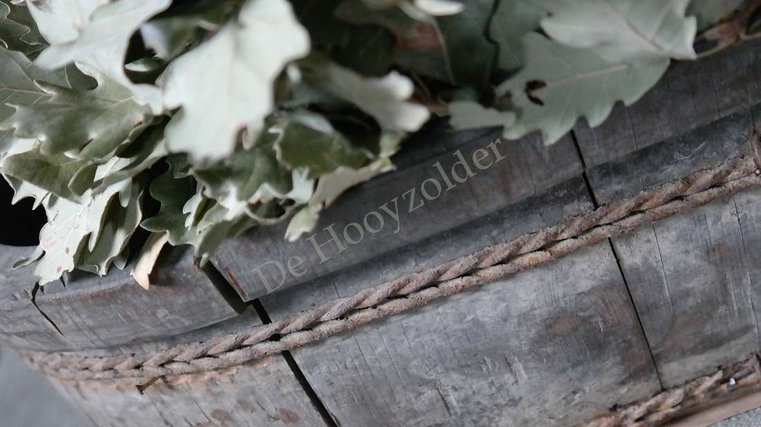 Ovaal houten olijfbak met touwrand en groene bladeren; De Hooyzolder decoratie