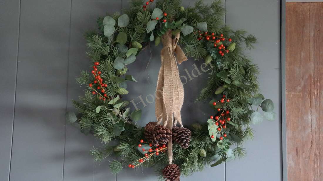 Kerstkrans met eucalyptus, rode bessen en dennenappels, burlap lint, 70 cm, De Hooyzolder decoratie