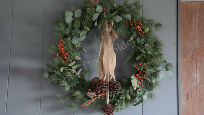 Kerstkrans met eucalyptus, rode bessen en dennenappels, burlap lint, 70 cm, De Hooyzolder decoratie