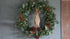 Kerstkrans met eucalyptus, rode bessen en dennenappels, burlap lint, 70 cm, De Hooyzolder decoratie