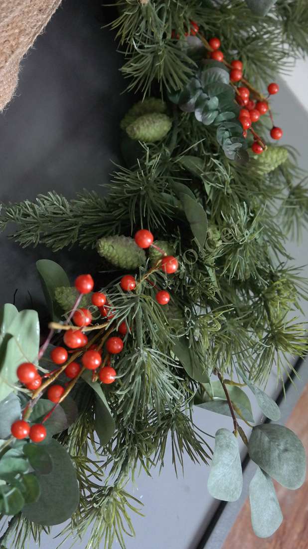 Kerstkrans met eucalyptus en rode bessen, groen blad, 70 cm