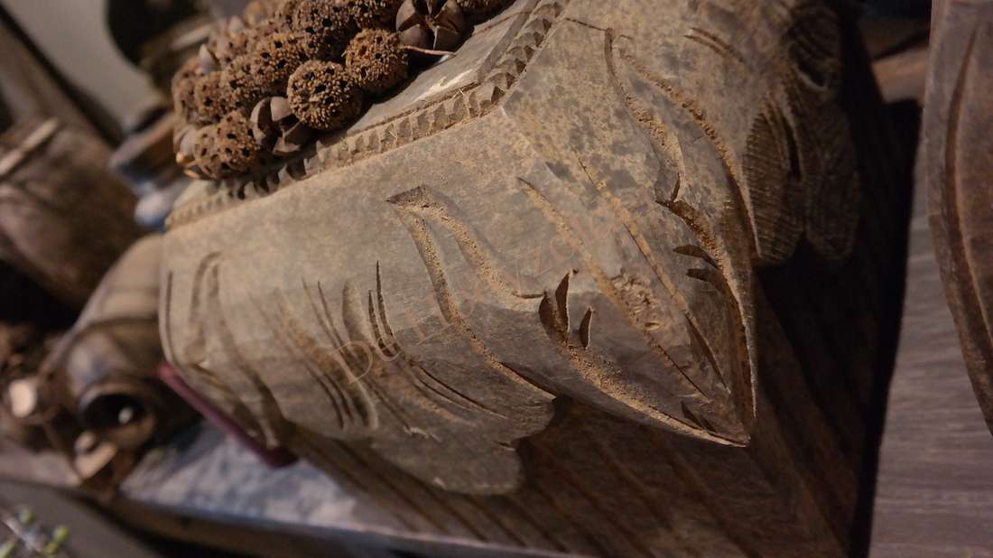 Poer Luksa Hoppe - houtgesneden decoratieobject van donkerbruin hout met gegraveerde patronen