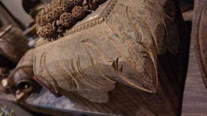 Poer Luksa Hoppe - houtgesneden decoratieobject van donkerbruin hout met gegraveerde patronen