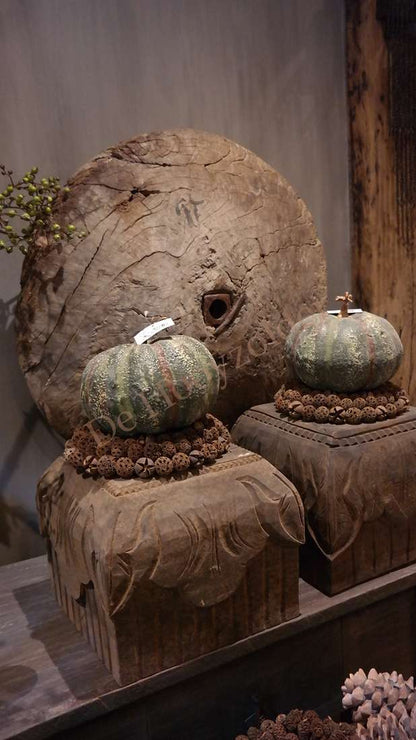 Kalebas namaak groen M van De Hooyzolder, twee kunstkalebassen op houten kisten met kralenringen.