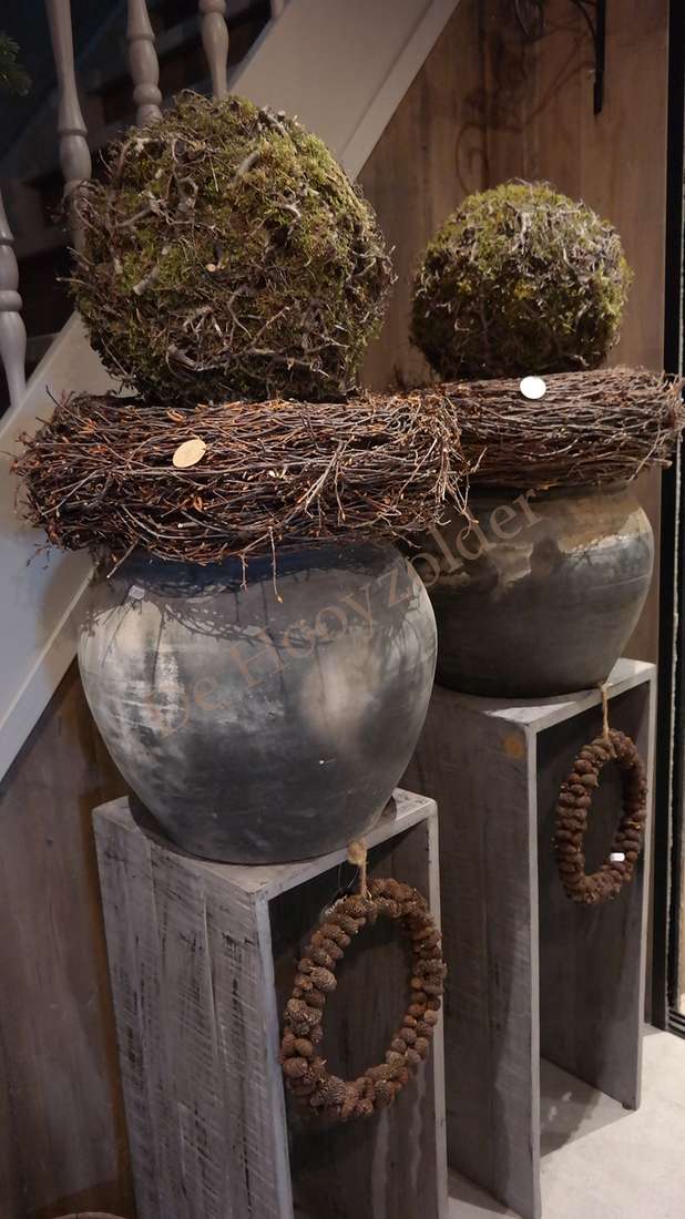 Twee mosbal-bonsai XL van De Hooyzolder op grijze keramische potten met takkenkransen