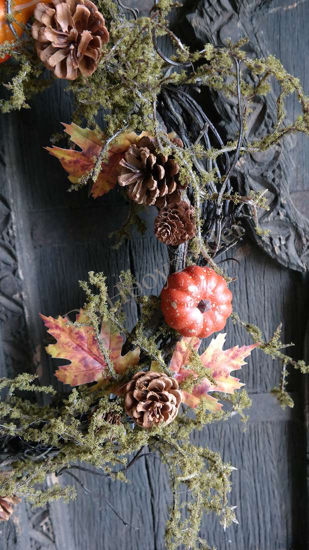 Mos-Herfst krans van De Hooyzolder met dennenappels, mos, herfstbladeren en een oranje pompoenaccent.