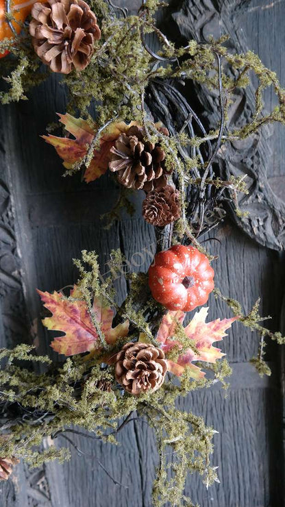 Mos-Herfst krans van De Hooyzolder met dennenappels, mos, herfstbladeren en een oranje pompoenaccent.
