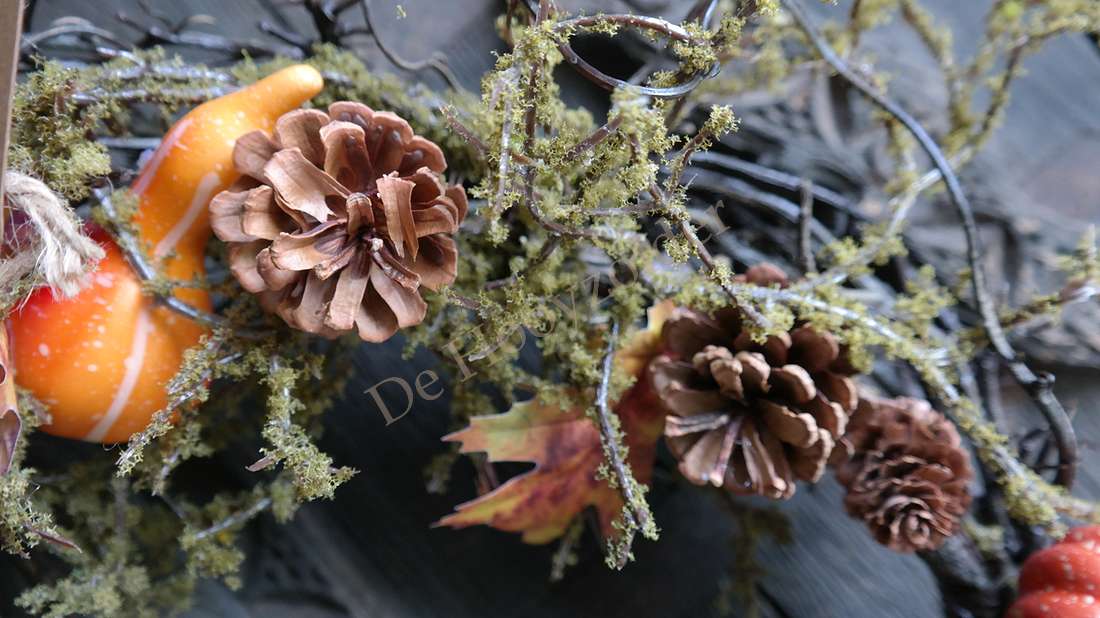 Mos-Herfst krans De Hooyzolder met mos, dennenappels en kleine oranje pompoenen