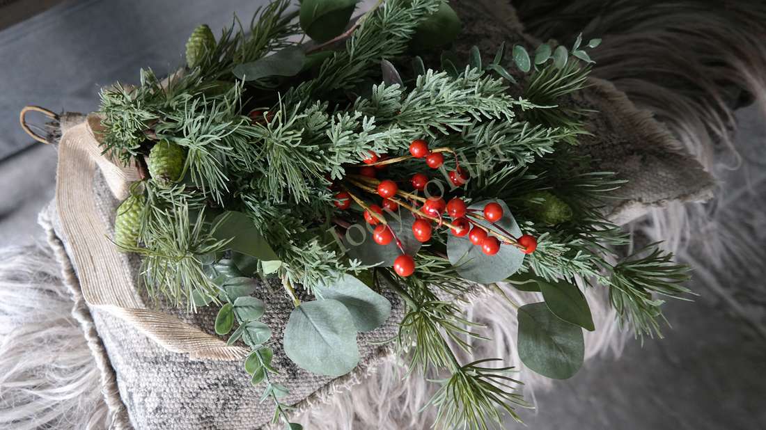 Toef Dennentak-bessen real touch - S met groen dennetakken, rode bessen en eucalyptus, afgemaakt met beige lint