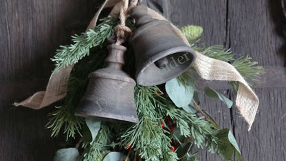 Luksa kerstklok Ronja uit hout met twee metalen bellen, groen takwerk en jute lint