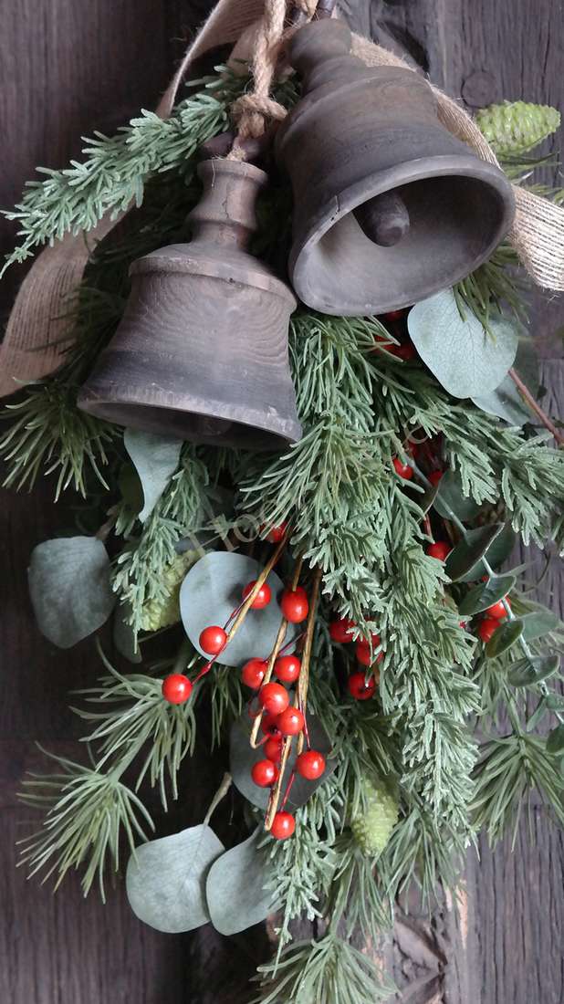 Kerstklok Luksa Ronja, twee grijze metalen bellen aan jute, omgeven door groen met rode bessen