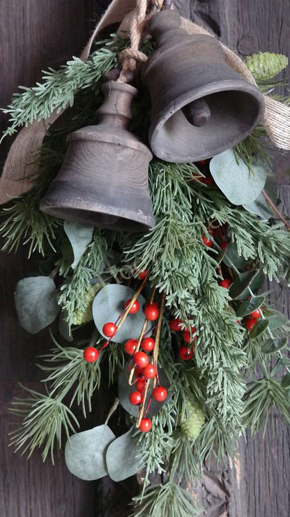 Kerstklok Luksa Ronja, twee grijze metalen bellen aan jute, omgeven door groen met rode bessen