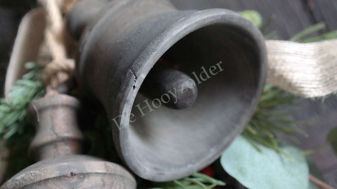 Luksa Kerstklok Ronja - hout, donkergrijze metalen klok met opening, omgeven door dennen takjes en jute lint De Hooyzolder