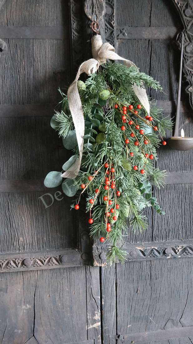 Toef Dennentak-bessen real touch M, groen dennentak met rode bessen en beige lint, De Hooyzolder