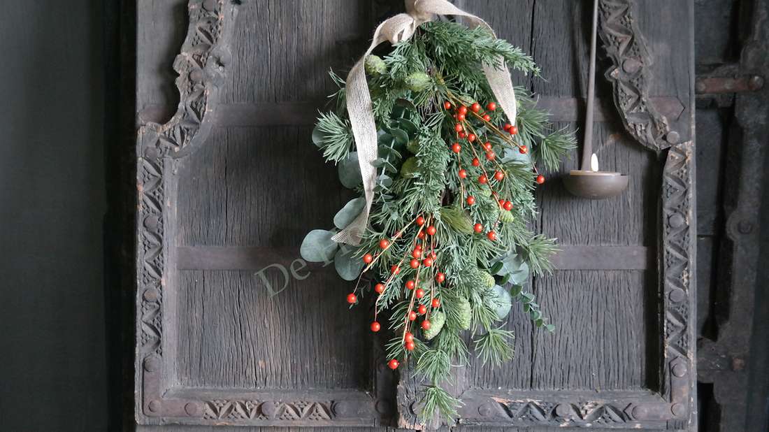 Toef Dennentak-bessen real touch hangende groen dennentakken met rode bessen en eucalyptus, De Hooyzolder