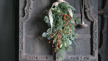 Toef Dennentak-bessen real touch hangende groen dennentakken met rode bessen en eucalyptus, De Hooyzolder