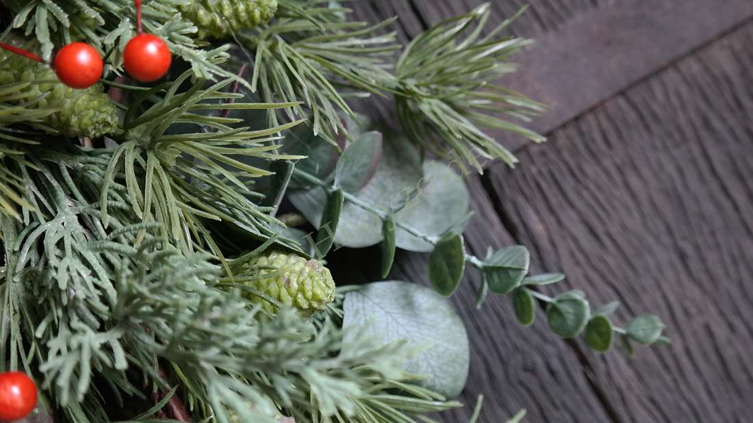 Toef Dennentak-bessen real touch, groene takken met rode bessen en eucalyptus-achtige bladeren