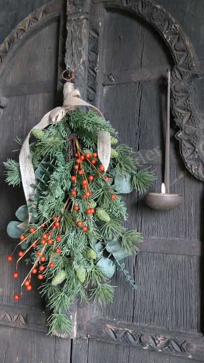 Toef Dennentak-bessen real touch - M, hangende groene dennentakken met rode bessen en brede beige lint