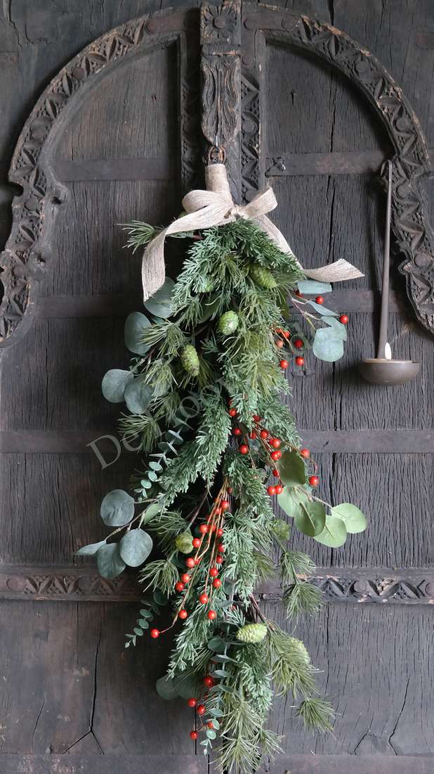 Toef Dennentak-bessen real touch L, hangende winterdecoratie met dennentak, rode bessen en eucalyptus aan een houten deur