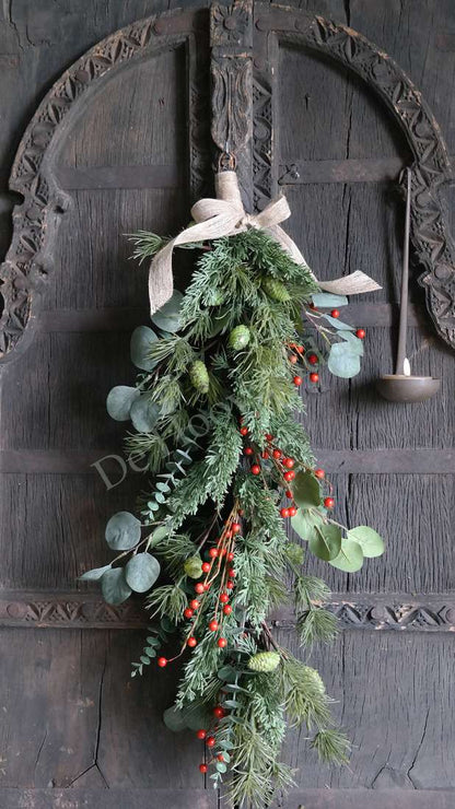 Toef Dennentak-bessen real touch L, hangende winterdecoratie met dennentak, rode bessen en eucalyptus aan een houten deur