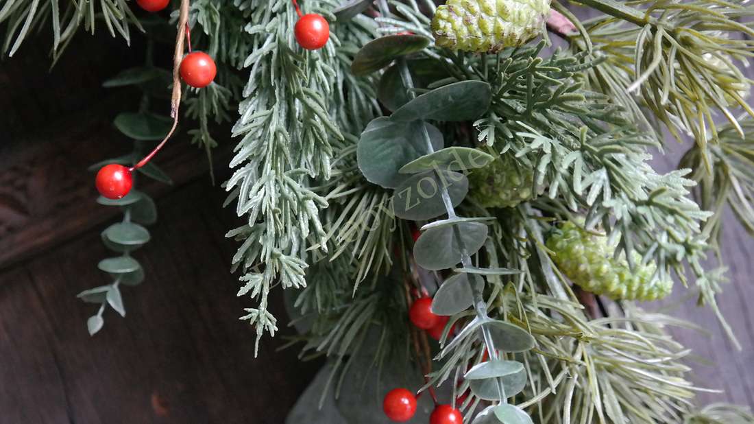Toef Dennentak-bessen real touch L met groene dennetakken, rode bessen en eucalyptus-bladeren